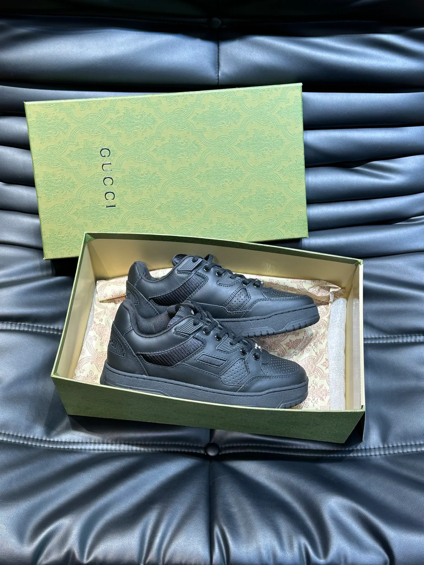 Men's shoes 💰p540 "GUCC*" New couple 👫 distressed effect sneakers, this low-top sneaker adopts a basketball-style silhouette design, cleverly integrated with hollow panels and distressed effects, showing its unique ingenuity. The ingenuity incorporates brand logo details such as interlocking Double G styling accessories and Gucci lettering, a low-key tribute to the brand's design heritage. A rubber non-slip outsole, inlays and embossed sole give the entire design a contemporary feel. Size: Female 35-39, Male 38-44